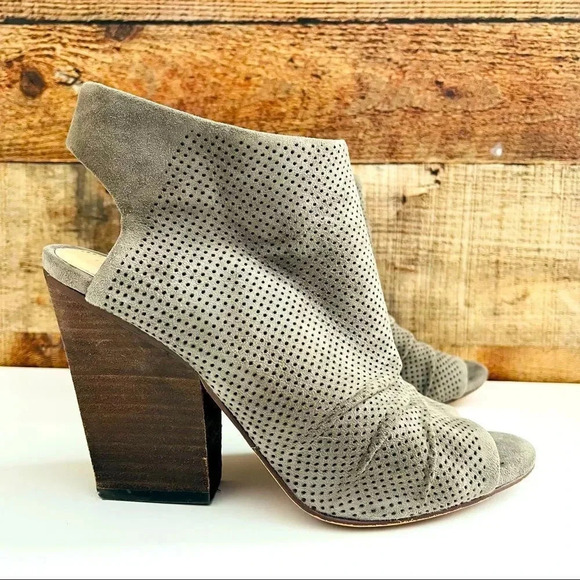 Vince Camuto Kentvi Suede Peep Toe Sandals - Picture 3 of 9